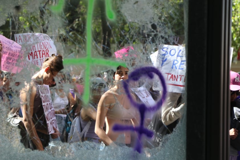 EUM20230308SOC23.JPG 
CIUDAD DE MÉXICO. Protest/Protesta-8M.- 8 de marzo de 2023. Aspectos de la marcha por el Día Internacional de la Mujer que avanza sobre Paseo de la Reforma rumbo al Zócalo capitalino. Foto: Agencia EL UNIVERSAL/Carlos Mejía/EELG