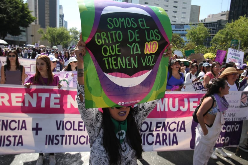 EUM20230308SOC26.JPG 
CIUDAD DE MÉXICO. Protest/Protesta-8M.- 8 de marzo de 2023. Aspectos de la marcha por el Día Internacional de la Mujer que avanza sobre Paseo de la Reforma rumbo al Zócalo capitalino. Foto: Agencia EL UNIVERSAL/Carlos Mejía/EELG