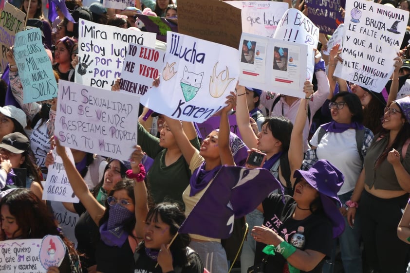 EUM20230308SOC22.JPG 
CIUDAD DE MÉXICO. Protest/Protesta-8M.- 8 de marzo de 2023. Aspectos de la marcha por el Día Internacional de la Mujer que avanza sobre Paseo de la Reforma rumbo al Zócalo capitalino. Foto: Agencia EL UNIVERSAL/Carlos Mejía/EELG