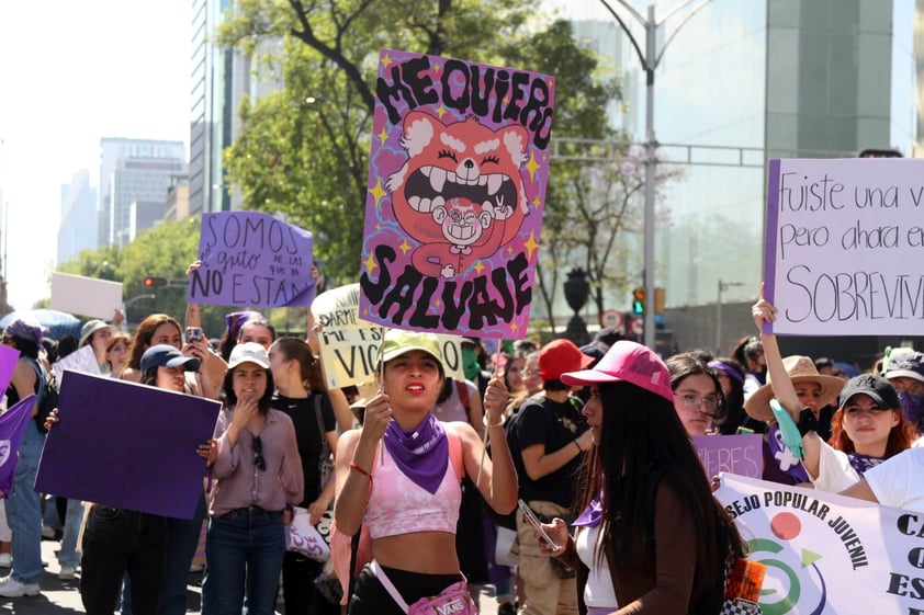 EUM20230308SOC24.JPG 
CIUDAD DE MÉXICO. Protest/Protesta-8M.- 8 de marzo de 2023. Aspectos de la marcha por el Día Internacional de la Mujer que avanza sobre Paseo de la Reforma rumbo al Zócalo capitalino. Foto: Agencia EL UNIVERSAL/Carlos Mejía/EELG