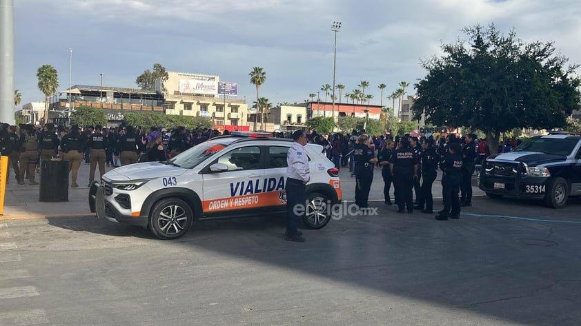 Cientos de mujeres se concentran en la Plaza Mayor de Torreón