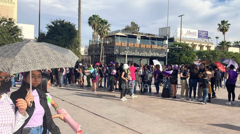 Cientos de mujeres se concentran en la Plaza Mayor de Torreón