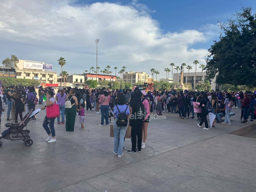 Cientos de mujeres se concentran en la Plaza Mayor de Torreón