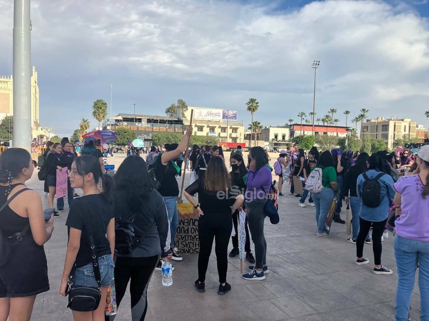 Cientos de mujeres se concentran en la Plaza Mayor de Torreón