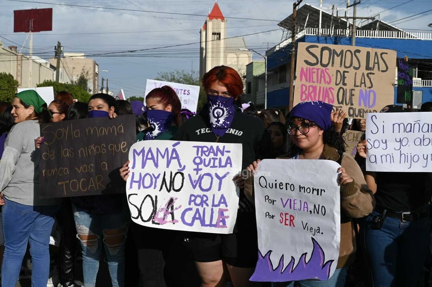 Cientos de mujeres se concentran en la Plaza Mayor de Torreón