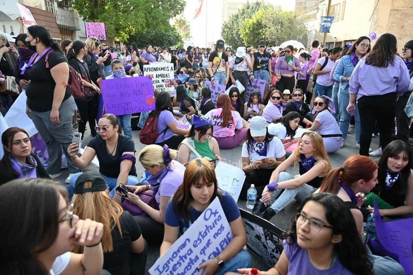 Cientos de mujeres se concentran en la Plaza Mayor de Torreón