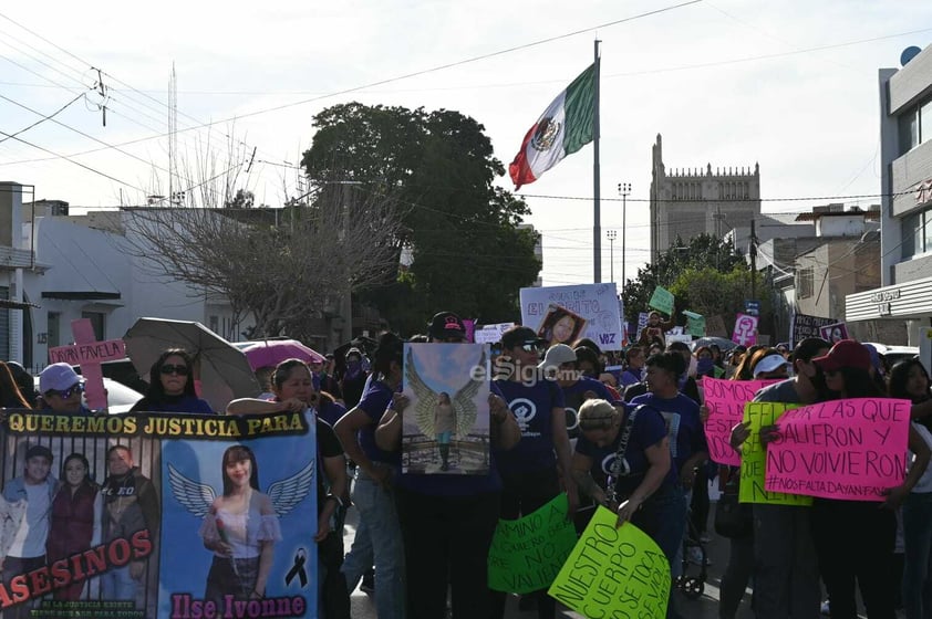 Cientos de mujeres se concentran en la Plaza Mayor de Torreón