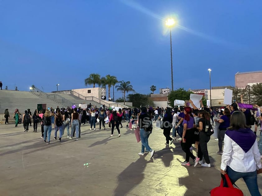 Cientos de mujeres se concentran en la Plaza Mayor de Torreón