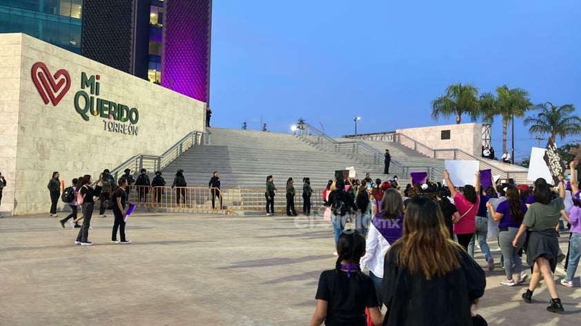 Cientos de mujeres se concentran en la Plaza Mayor de Torreón