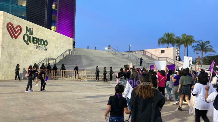 Cientos de mujeres se concentran en la Plaza Mayor de Torreón