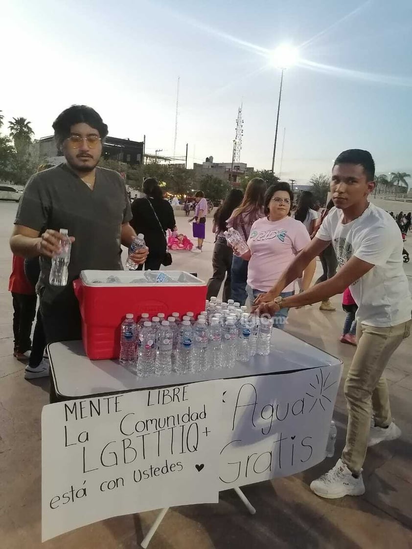 Cientos de mujeres se concentran en la Plaza Mayor de Torreón