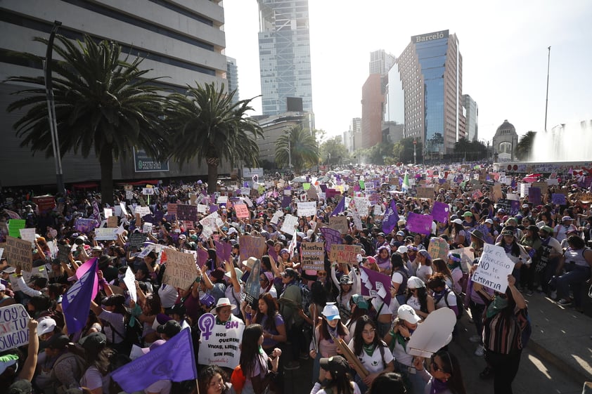 Miles marchan por Día Internacional de la Mujer en Ciudad de México