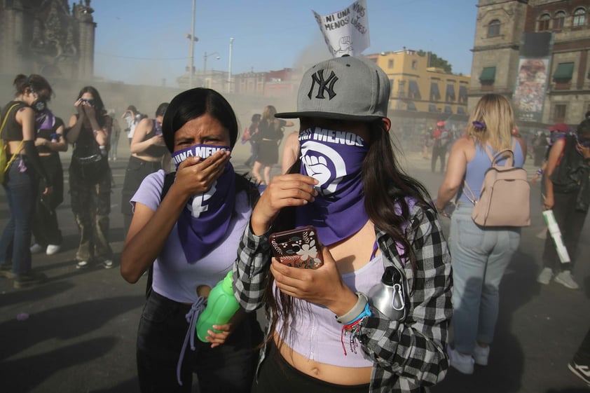 Miles marchan por Día Internacional de la Mujer en Ciudad de México