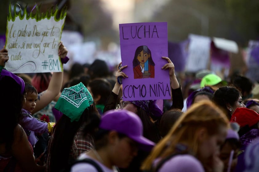 EUM20230308SOC79.JPG 
CIUDAD DE MÉXICO. Protest/Protesta-8M.- 8 de marzo de 2023. Aspectos de la marcha por el Día Internacional de la Mujer que avanzó sobre las avenidas Reforma y Juárez en la Ciudad de México. Foto: Agencia EL UNIVERSAL/Germán Espinosa/EELG