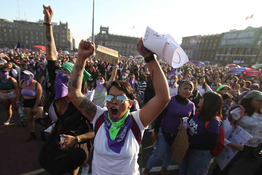 Miles marchan por Día Internacional de la Mujer en Ciudad de México