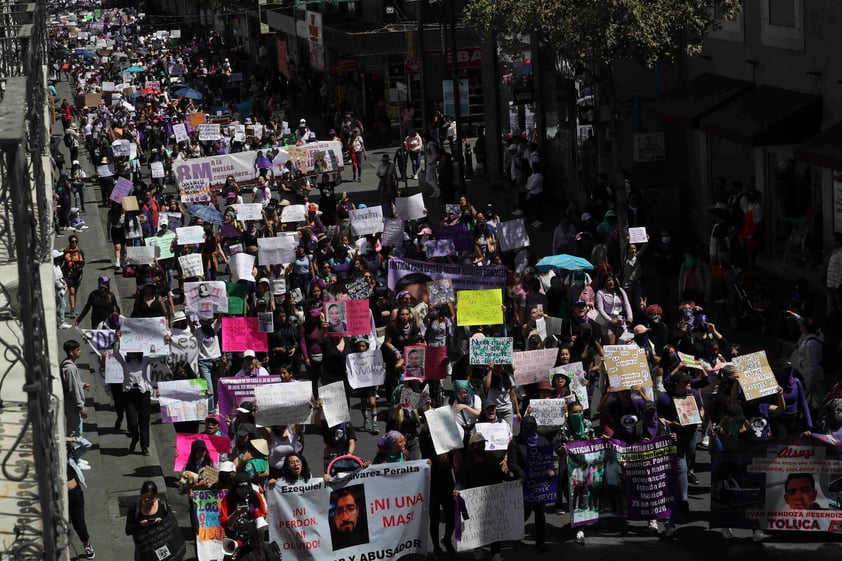 Miles marchan por Día Internacional de la Mujer en Ciudad de México