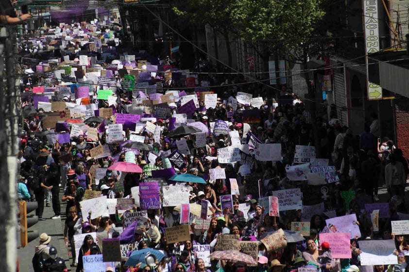 Miles marchan por Día Internacional de la Mujer en Ciudad de México