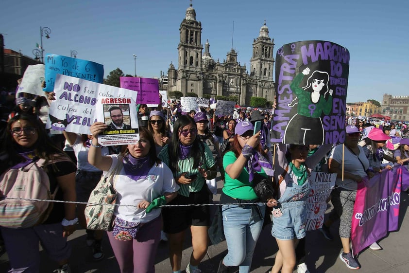 Miles marchan por Día Internacional de la Mujer en Ciudad de México