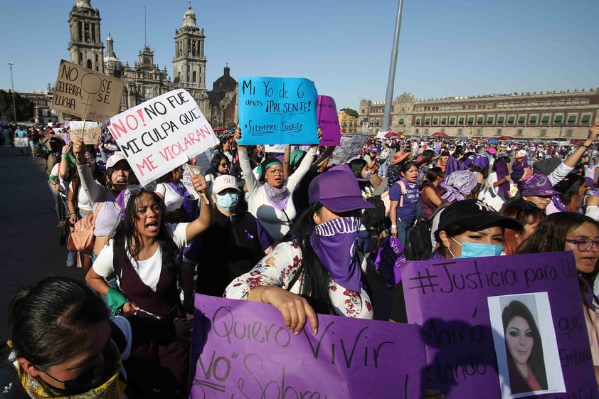 Miles marchan por Día Internacional de la Mujer en Ciudad de México