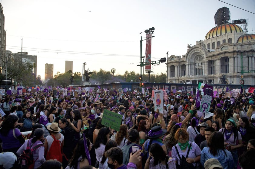 EUM20230308SOC80.JPG 
CIUDAD DE MÉXICO. Protest/Protesta-8M.- 8 de marzo de 2023. Aspectos de la marcha por el Día Internacional de la Mujer que avanzó sobre las avenidas Reforma y Juárez en la Ciudad de México. Foto: Agencia EL UNIVERSAL/Germán Espinosa/EELG