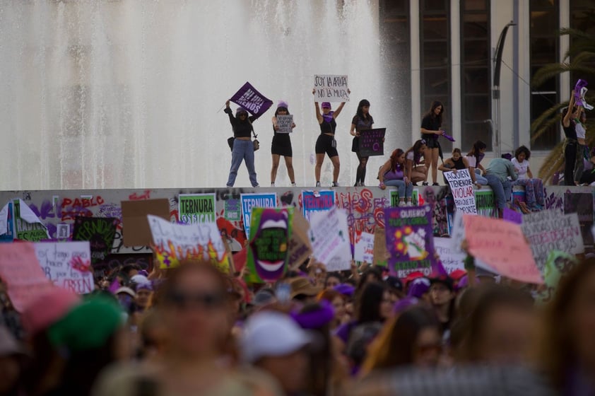 EUM20230308SOC78.JPG 
CIUDAD DE MÉXICO. Protest/Protesta-8M.- 8 de marzo de 2023. Aspectos de la marcha por el Día Internacional de la Mujer que avanzó sobre las avenidas Reforma y Juárez en la Ciudad de México. Foto: Agencia EL UNIVERSAL/Germán Espinosa/EELG