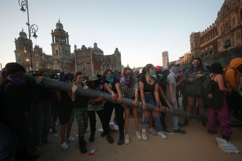 Miles marchan por Día Internacional de la Mujer en Ciudad de México