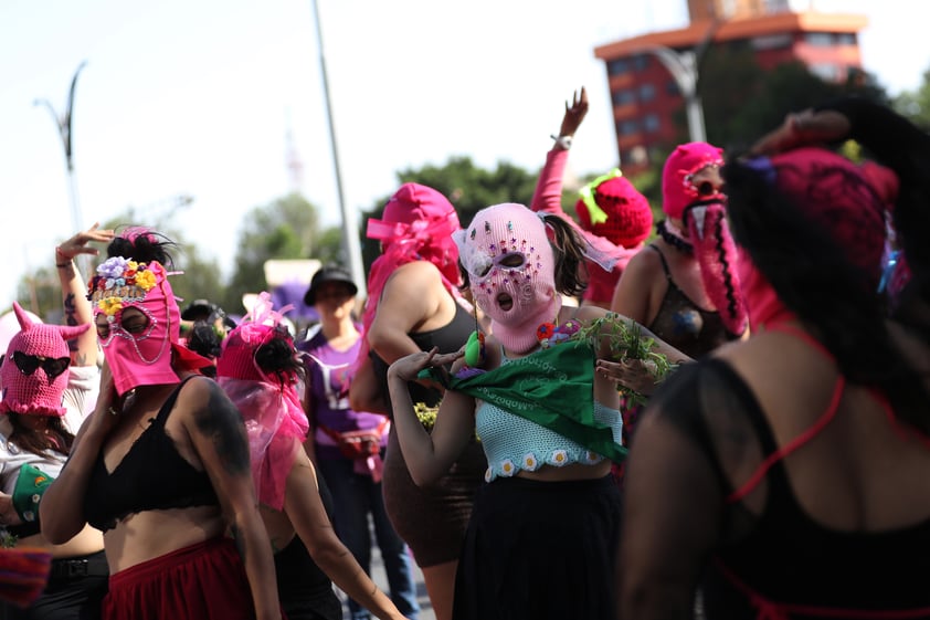 Miles marchan por Día Internacional de la Mujer en Ciudad de México