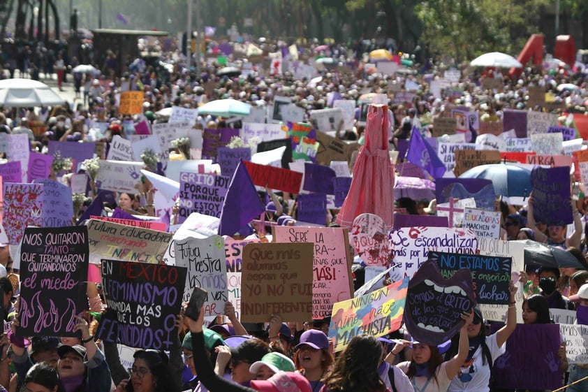 Miles marchan por Día Internacional de la Mujer en Ciudad de México