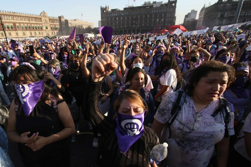 Miles marchan por Día Internacional de la Mujer en Ciudad de México