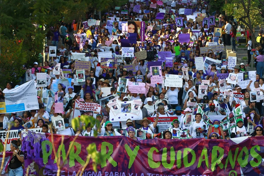 Miles de mujeres ocupan las calles en ciudades de México por el 8M