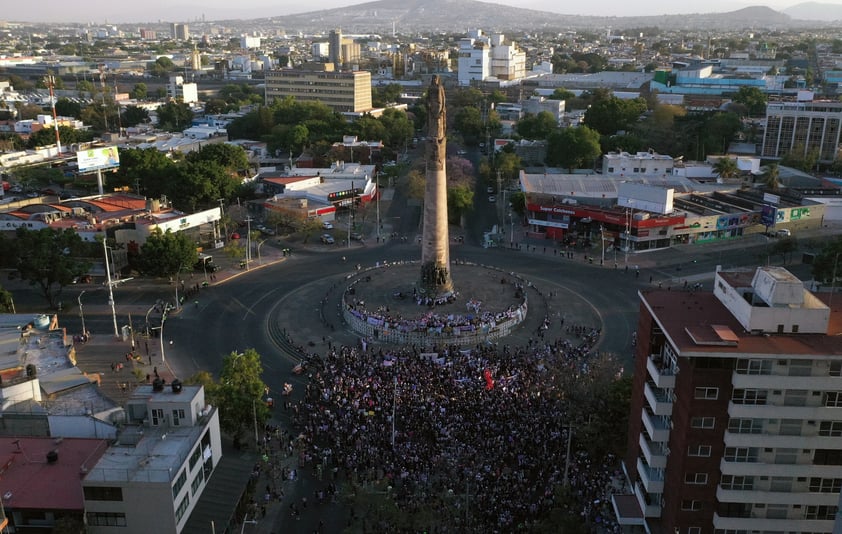 Miles de mujeres ocupan las calles en ciudades de México por el 8M