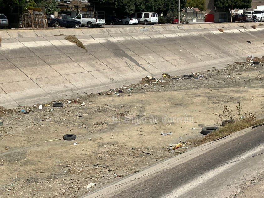 Hay basura en los canales.