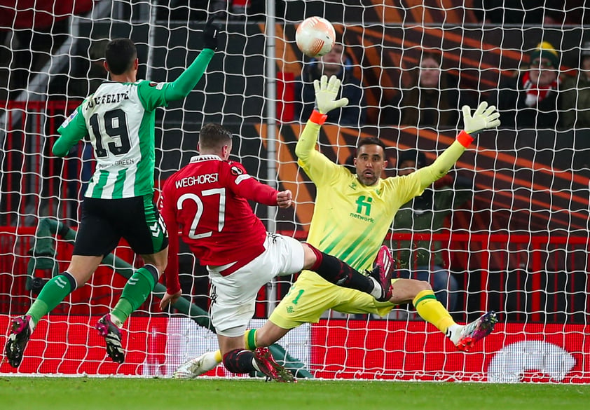 Manchester (United Kingdom), 09/03/2023.- Wout Weghorst (C) of Manchester United in action against goalkeeper Claudio Bravo (R) of Real Betis during the UEFA Europa League Round of 16, 1st leg match between Manchester United and Real Betis in Manchester, Britain, 09 March 2023. (Reino Unido) EFE/EPA/Adam Vaughan