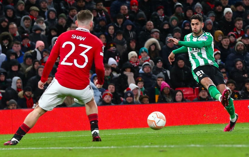 Manchester (United Kingdom), 09/03/2023.- Ayoze Perez (R) of Real Betis in action during the UEFA Europa League Round of 16, 1st leg match between Manchester United and Real Betis in Manchester, Britain, 09 March 2023. (Reino Unido) EFE/EPA/Adam Vaughan