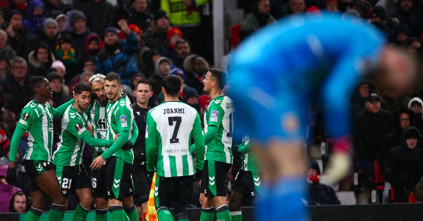 Manchester (United Kingdom), 09/03/2023.- Players of Real Betis celebrate scoring the 1-1 goal during the UEFA Europa League Round of 16, 1st leg match between Manchester United and Real Betis in Manchester, Britain, 09 March 2023. (Reino Unido) EFE/EPA/Adam Vaughan