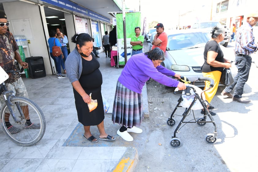 Rampas irregulares. Las rampas para personas de la tercera edad y discapacitados presentan una pavimentación irregular, poniendo en gran riesgo a los usuarios.