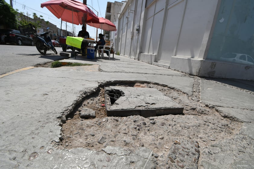 En malas condiciones. Otro registro en malas condiciones se puede apreciar en una de las esquinas más transitadas del sector Centro de San Pedro. Con un gran agujero y pavimentación dañada a su alrededor, es toda una trampa para los transeúntes.