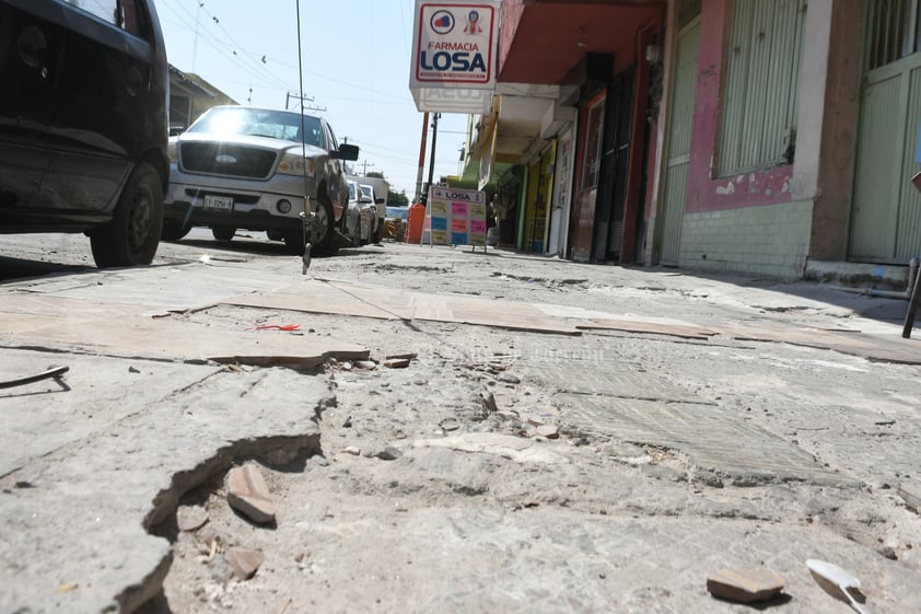 Camino largo y sinuoso. Banquetas irregulares, quebradas, en el olvido y en una proyección sinfín es a lo que diariamente se enfrentan los ciudadanos que caminan por el Centro.