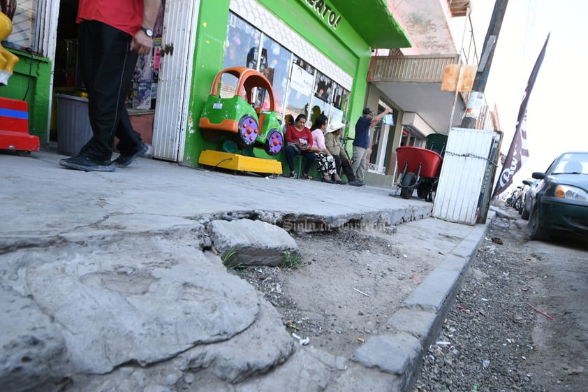 Quebrado. El pavimento luce quebrado en la mayoría de las calles, y con
desniveles originados por reparaciones mal hechas.