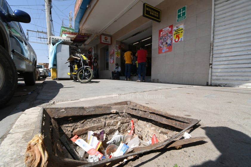 Grave riesgo. En plena banqueta se puede apreciar este registro abierto, lleno de basura y con un marco mohoso que sin duda implica un riesgo mayor para las personas que transitan por el sector.