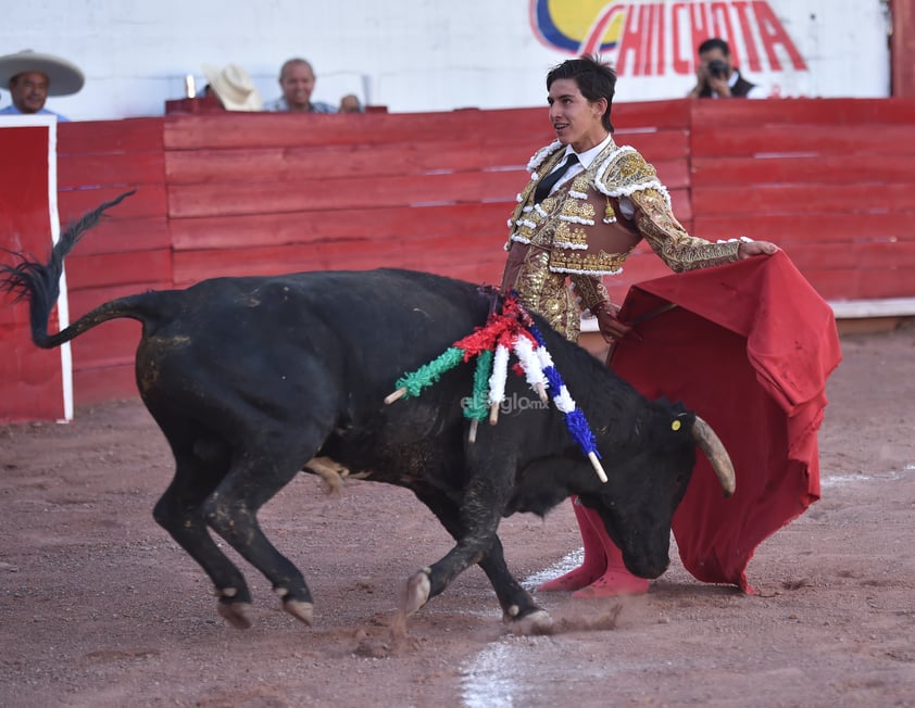 Lucen jóvenes espadas en la Plaza de Toros Alberto Balderas en Ciudad Lerdo