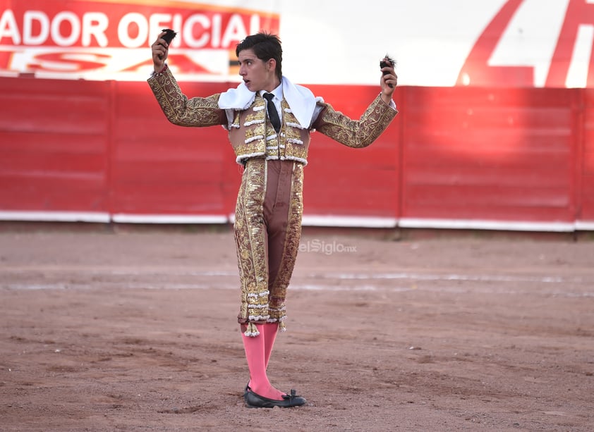 Lucen jóvenes espadas en la Plaza de Toros Alberto Balderas en Ciudad Lerdo