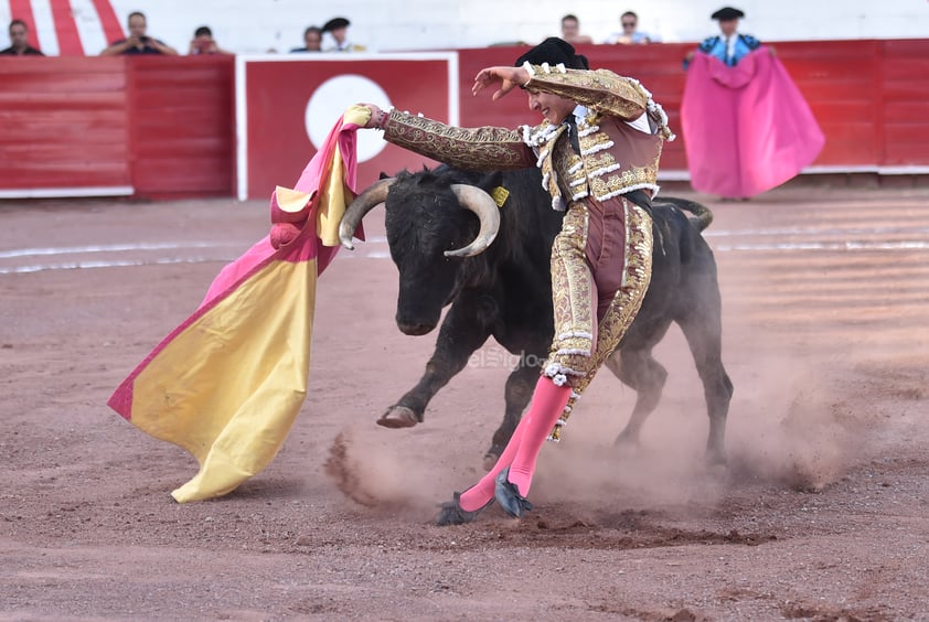 Lucen jóvenes espadas en la Plaza de Toros Alberto Balderas en Ciudad Lerdo