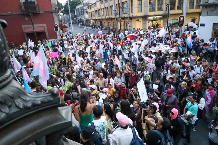 Cientos marchan en CDMX por Día Internacional de la Visibilidad Trans