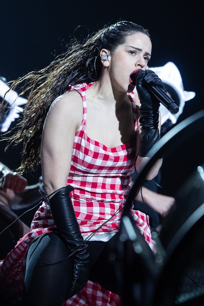 CIUDAD DE MÉXICO (MÉXICO), 03/04/2023.- La cantante española Rosalía, durante su actuación en el festival AXE Ceremonia en el Parque Bicentenario de Ciudad de México. EFE/Isaac Esquivel