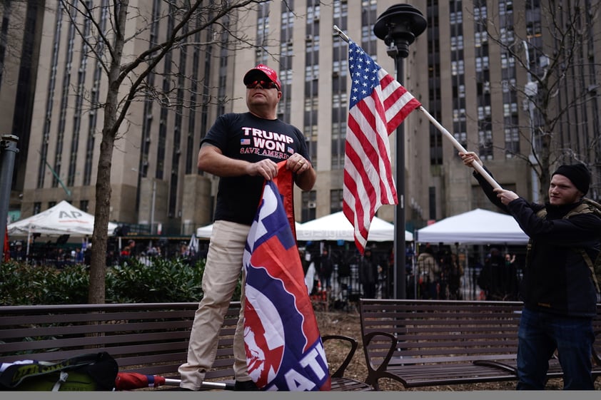 Acusación de Donald Trump en Nueva York; partidarios y opositores se reúnen a las afueras del tribunal