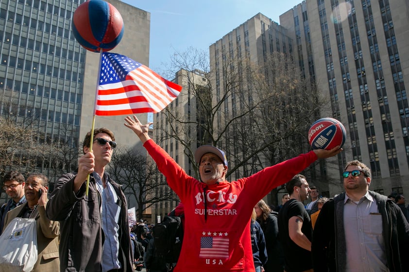 Acusación de Donald Trump en Nueva York; partidarios y opositores se reúnen a las afueras del tribunal