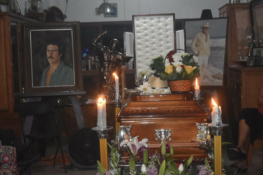 Entre coronas de flores, familia y amigos es como se está llevando a cabo este miércoles el velorio del primer actor dominico-mexicano