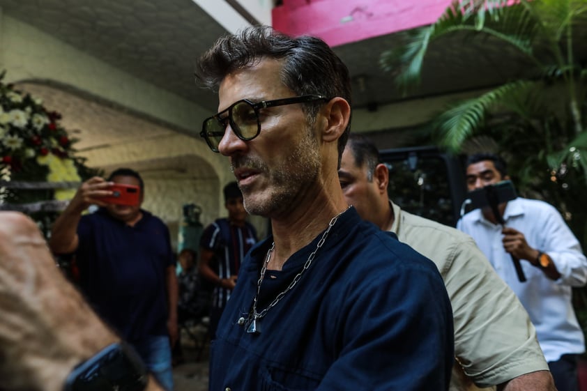 Entre coronas de flores, familia y amigos es como se está llevando a cabo este miércoles el velorio del primer actor dominico-mexicano