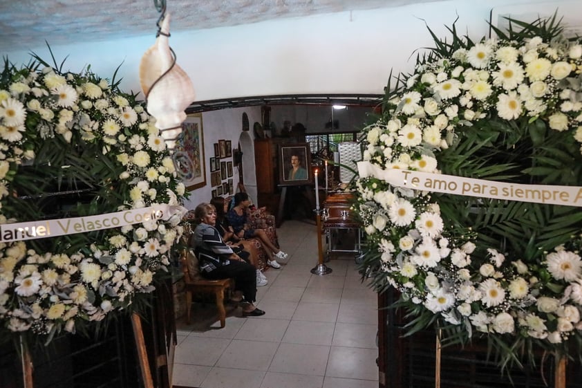 MEX1391.ACAPULCO (MÉXICO), 05/04/2023.- Fotografía del velorio del actor Andrés García, hoy, en Acapulco, en el estado de Guerrero (México). Entre coronas de flores, familia y amigos es como se está llevando a cabo este miércoles el velorio del primer actor dominico-mexicano Andrés García tras darse a conocer su fallecimiento el día de ayer, en casa de su esposa Margarita Portillo en la ciudad costera de Acapulco, en el sureño estado de Guerrero, lugar donde radicó durante sus últimos años de vida. EFE/ David Guzmán